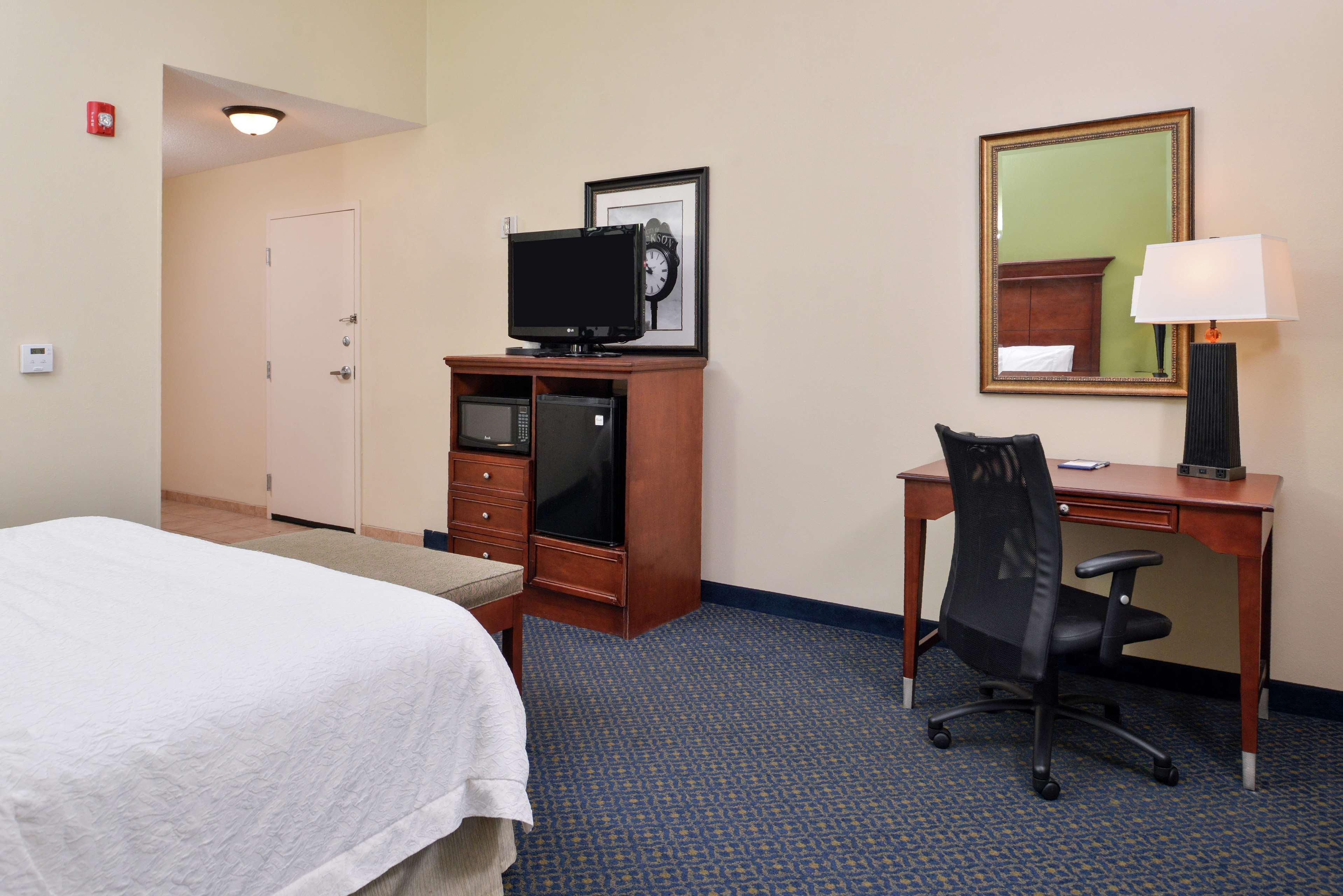 Hampton Inn Jackson-College Avenue Zewnętrze zdjęcie